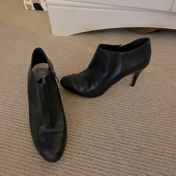 VINCE CAMUTO Black Leather Zip-Up Ankle Booties, Size 9.5 — GUC - Picture 4 of 15